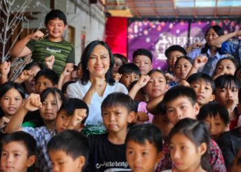 Momen Mengharukan, Anik Yulius Selvanus Rayakan HUT ke-56 Bersama Anak Panti Asuhan dan Lansia