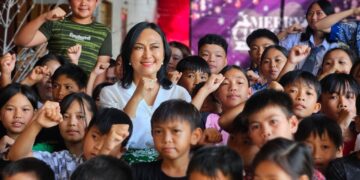 Momen Mengharukan, Anik Yulius Selvanus Rayakan HUT ke-56 Bersama Anak Panti Asuhan dan Lansia