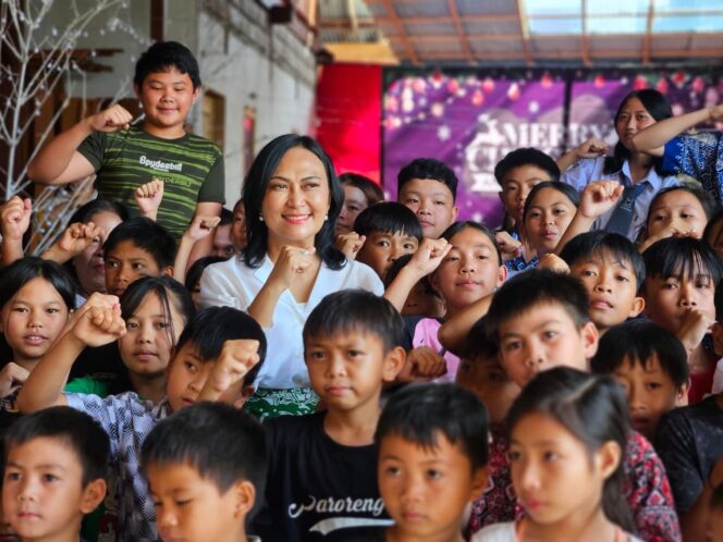 
					Momen Mengharukan, Anik Yulius Selvanus Rayakan HUT ke-56 Bersama Anak Panti Asuhan dan Lansia