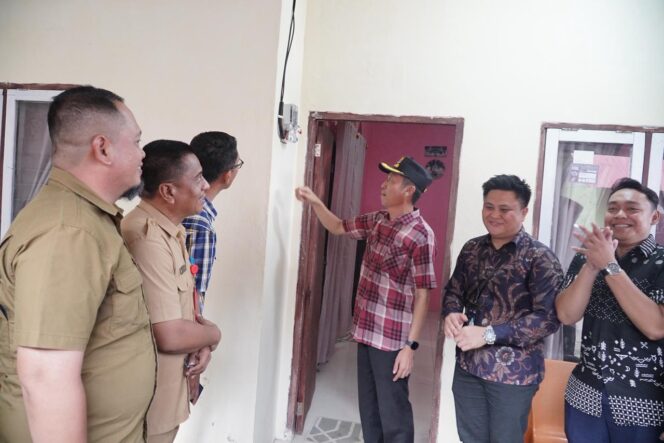 
Bupati Bolsel Resmikan Penyalaan Listrik Korban Banjir Bandang 2020 di Desa Pakuku Jaya