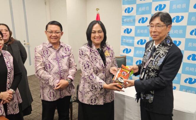 
Ketua Dekranasda Sulut Anik Yulius Selvanus, bersama tim resmi diterima oleh Pemerintah Prefecture Nagasaki dalam rangka kunjungan kerja.