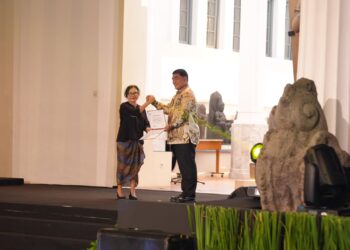 Kolintang Diakui Dunia, Gubernur Yulius Selvanus Terima Sertifikat Warisan Budaya Takbenda UNESCO