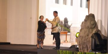 Kolintang Diakui Dunia, Gubernur Yulius Selvanus Terima Sertifikat Warisan Budaya Takbenda UNESCO