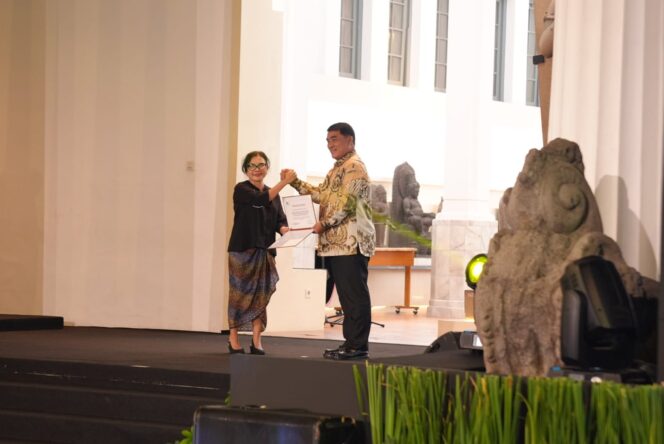 
Gubernur Sulawesi Utara (Sulut) Mayjen Yulius Selvanus  menerima Sertifikat Warisan Budaya Takbenda UNESCO untuk Kolintang. (Foto: Istimewa)