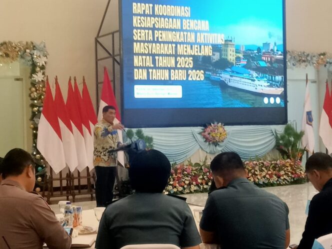 
Gubernur Sulawesi Utara (Sulut) Yulius Selvanus memberi arahan pada rapat koordinasi kesiapsiagaan bencana serta peningkatan aktivitas masyarakat menjelang Natal 2025 dan perayaan Tahun Baru 2026.