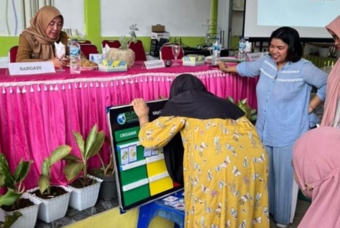 
 Climate Institute dan Pemkot Kotamobagu ajari pemilahan sampah dari rumah kepada ibu rumah tangga.