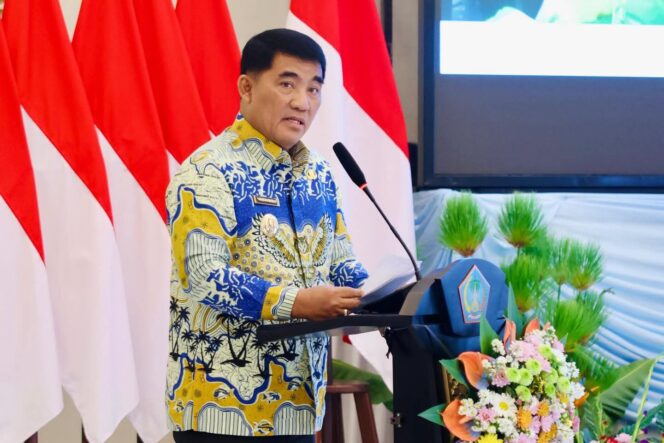 
 Gubernur Sulawesi Utara Yulius Selvanus.