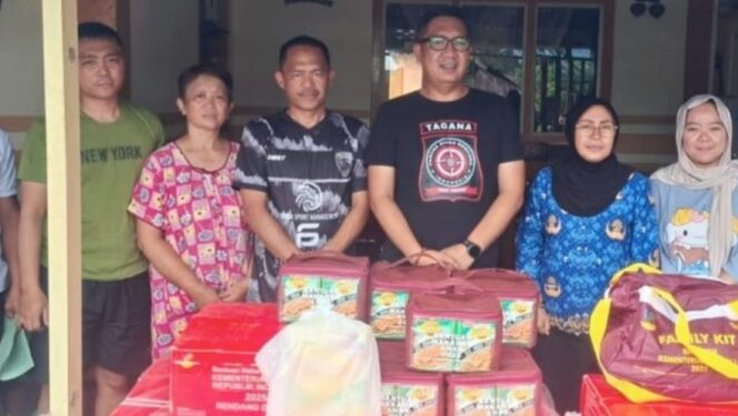 
Penyerahan bantuan kepada korban kebakaran oleh Pemkot Kotamobagu.