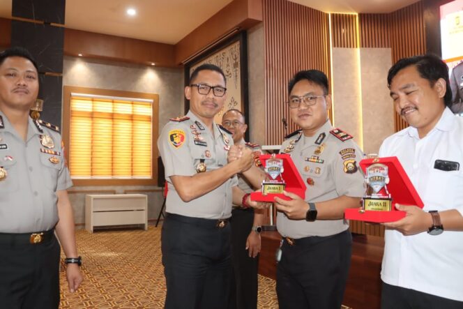 
Kapolsek Sanga Desa, IPTU Joharmen, menerima piagam penghargaan juara 1 kategori Harkamtibmas dari Kapolres Muba, AKBP God Parlasro Sinaga.
