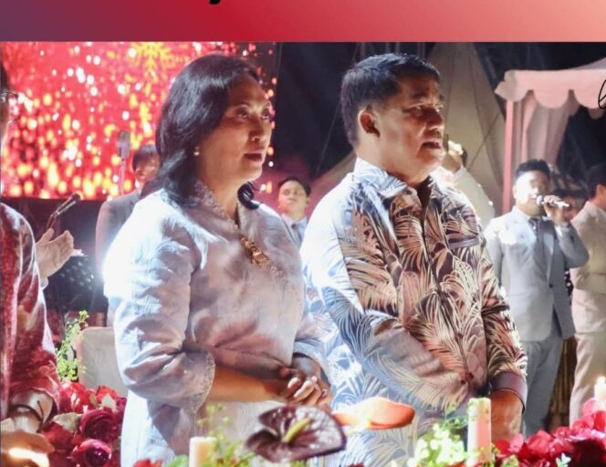 
Gubernur Sulawesi Utara Yulius Selvanus bersama Ketua TP-PKK Anik Yulius Selvanus menghadiri Ibadah Perayaan Natal Gereja Tiberias Indonesia di Kawasan Megamas Manado.