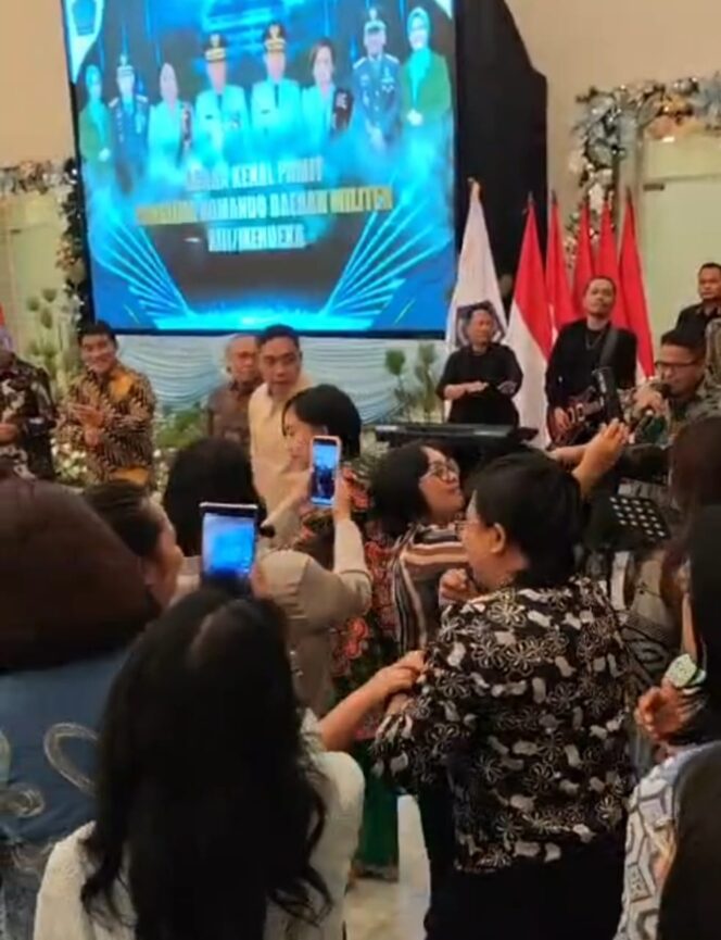 
Sekprov Tahlis Gallang menyanyikan lagu dangdut di pisah sambut Pangdam XIII, membuat suasana jadi cair.