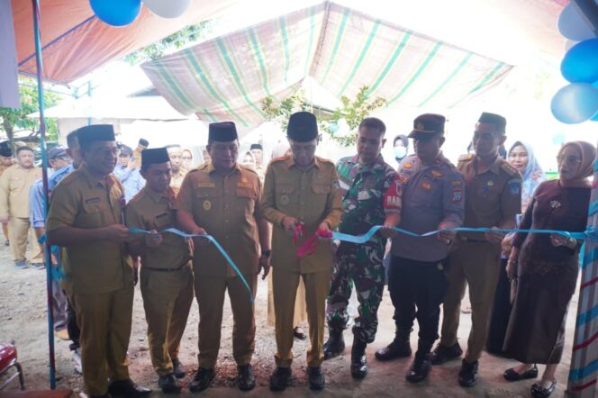 
Bupati Bolsel Iskandar Kamaru resmikan SPPG di Sinombayuga.