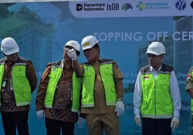 
					Gubernur YSK dan Wamenkes Topping Off Gedung Pusat Kanker Terpadu RSUP Kandouw