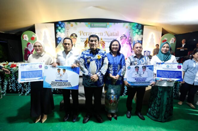 
					Penyerahan bantuan Pemprov Sulut kepada kepala daerah di BMR.
