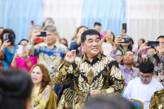 
.Gubernur Sulawesi Utara, Yulius Selvanus, mengapresiasi kreativitas panitia yang dinilai berhasil memadukan nilai iman, budaya, serta kekayaan alam daerah dalam satu rangkaian perayaan Natal.