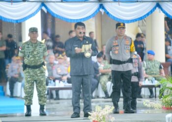 Didampingi Kapolda dan Pangdam, Gubernur Yulius Selvanus Pimpin Apel Operasi Lilin Samrat 2025