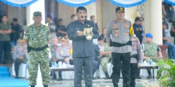 Didampingi Kapolda dan Pangdam, Gubernur Yulius Selvanus Pimpin Apel Operasi Lilin Samrat 2025