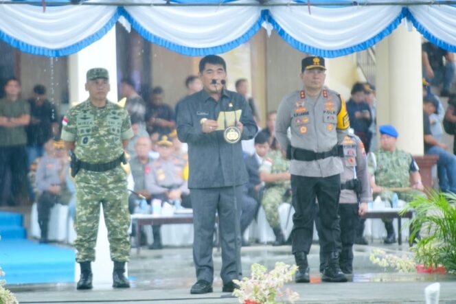 
Didampingi Kapolda dan Pangdam, Gubernur Yulius Selvanus Pimpin Apel Operasi Lilin Samrat 2025
