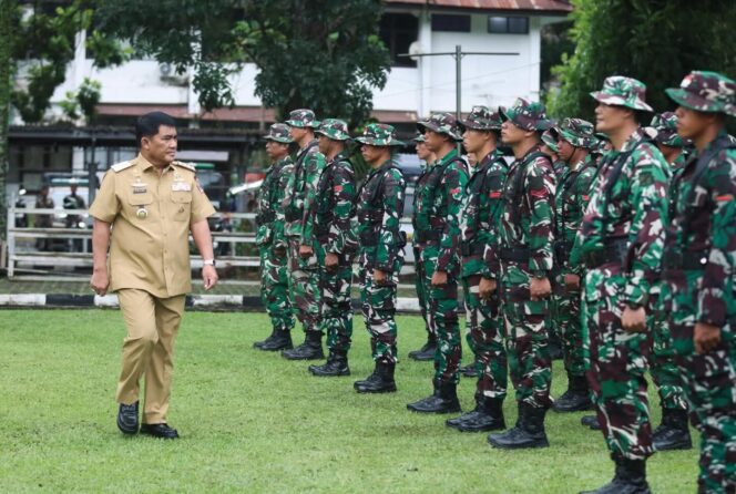 
					Apel pasukan dalam rangka kesiapsiagaan bencana jelang Natal dan Tahun Baru di Sulawesi Utara dipimpin Gubernur Yulius Selvanus.