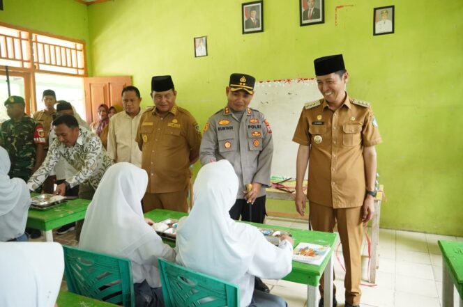 
Resmikan SPPG Citra Cemerlang Helumo, Ini Pesan Bupati Bolsel