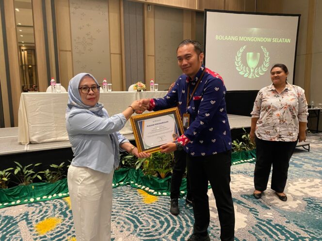 
Pemkab Bolsel Raih Dua Penghargaan dari BPJS Kesehatan