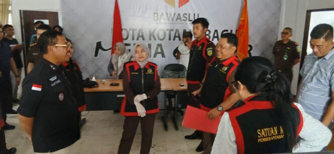 
Kajari Kotamobagu, Saptono, bersama jajaran penyidik Pidana Khusus (Pidsus) melakukan penggeledahan di kantor Bawaslu Kotamobagu. 