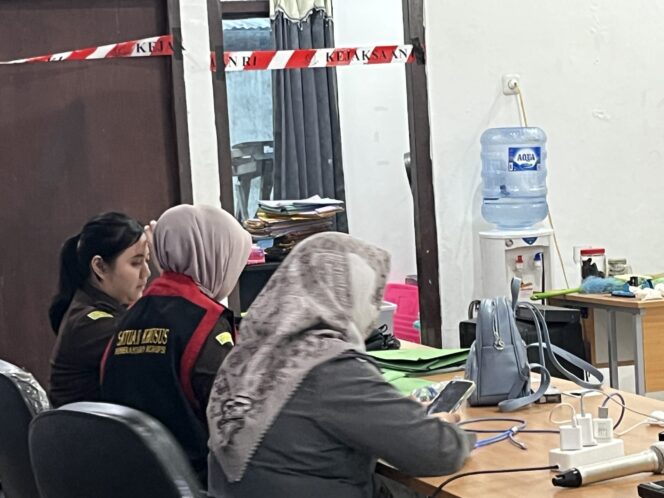 
Penyidik Kejari Kotamobagu tampak memeriksa setiap dokumen untuk memastikan yang dibawa hanya terkait dana hibah Pilkada 2024. (Foto: Kronik Totabuan/Rensa)