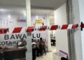 Kantor Bawaslu Kotamobagu dipasang garis Kejaksaan RI selama proses penggeledahan dilakukan oleh penyidik. (Foto: Kronik Totabuan/Rensa)