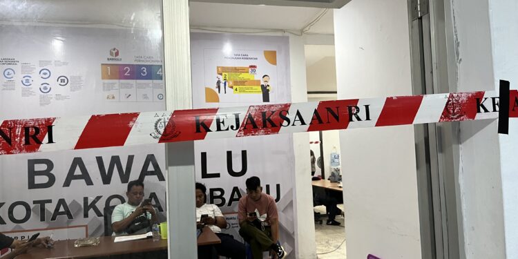 Kantor Bawaslu Kotamobagu Dipasang Garis Kejaksaan RI, Penggeledahan Masih Berlangsung