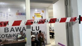 Kantor Bawaslu Kotamobagu dipasang garis Kejaksaan RI selama proses penggeledahan dilakukan oleh penyidik. (Foto: Kronik Totabuan/Rensa)