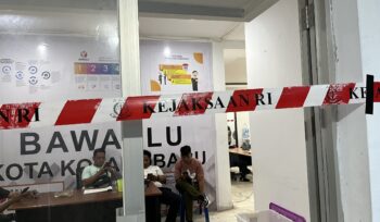 Kantor Bawaslu Kotamobagu dipasang garis Kejaksaan RI selama proses penggeledahan dilakukan oleh penyidik. (Foto: Kronik Totabuan/Rensa)