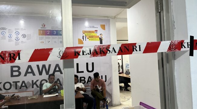 Kantor Bawaslu Kotamobagu dipasang garis Kejaksaan RI selama proses penggeledahan dilakukan oleh penyidik. (Foto: Kronik Totabuan/Rensa)