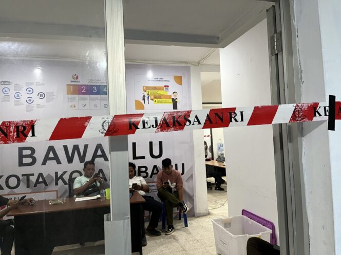 
Kantor Bawaslu Kotamobagu dipasang garis Kejaksaan RI selama proses penggeledahan dilakukan oleh penyidik. (Foto: Kronik Totabuan/Rensa)