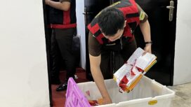 Penyidik Kejari Kotamobagu menyita sejumlah dokumen terkait dengan kasus dana hibah Pilkada Kotamobagu di kantor Bawaslu. (Foto: Kronik Totabuan/Rensa)