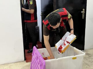 Penyidik Kejari Kotamobagu menyita sejumlah dokumen terkait dengan kasus dana hibah Pilkada Kotamobagu di kantor Bawaslu. (Foto: Kronik Totabuan/Rensa)