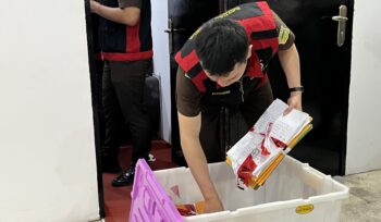Penyidik Kejari Kotamobagu menyita sejumlah dokumen terkait dengan kasus dana hibah Pilkada Kotamobagu di kantor Bawaslu. (Foto: Kronik Totabuan/Rensa)