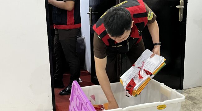 Penyidik Kejari Kotamobagu menyita sejumlah dokumen terkait dengan kasus dana hibah Pilkada Kotamobagu di kantor Bawaslu. (Foto: Kronik Totabuan/Rensa)