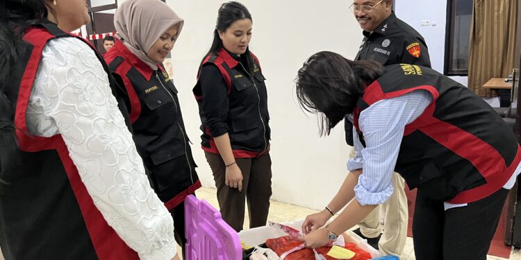 Penyidik Kejari Kotamobagu Sita Empat Boks Dokumen Terkait Dana Hibah Pilkada di Kantor Bawaslu