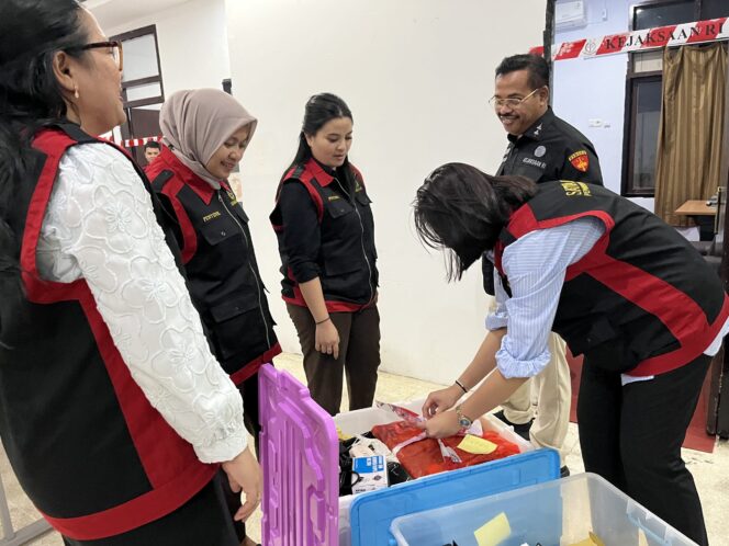 
Penyidik Kejari Kotamobagu menyita sejumlah dokumen terkait dengan kasus dana hibah Pilkada Kotamobagu di kantor Bawaslu. (Foto: Kronik Totabuan/Rensa)