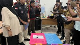 Kepala Kejari Kotamobagu, Saptono, melayani wawancara wartawan usai melakukan penggeledahan di kantor Bawaslu. (Foto: Kronik Totabuan/dok)