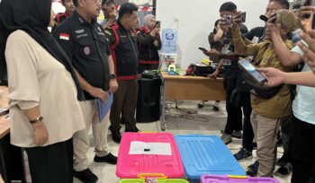 Kepala Kejari Kotamobagu, Saptono, melayani wawancara wartawan usai melakukan penggeledahan di kantor Bawaslu. (Foto: Kronik Totabuan/dok)