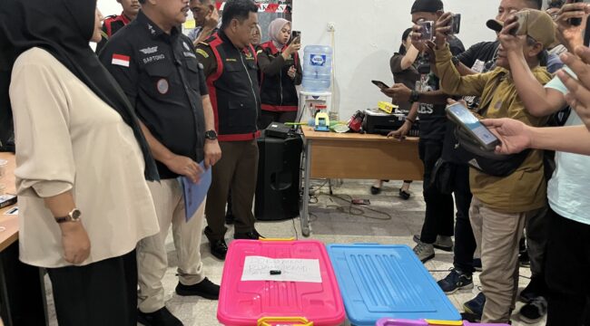 Kepala Kejari Kotamobagu, Saptono, melayani wawancara wartawan usai melakukan penggeledahan di kantor Bawaslu. (Foto: Kronik Totabuan/dok)