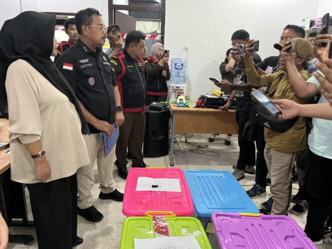 
 Kepala Kejari Kotamobagu, Saptono, melayani wawancara wartawan usai melakukan penggeledahan di kantor Bawaslu. (Foto: Kronik Totabuan/dok)