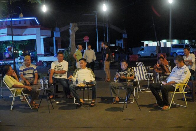 
Bupati Bolsel Iskandar Kamaru di alun-alun Molibagu yang sedang diuji coba menjadi pusat UMKM.