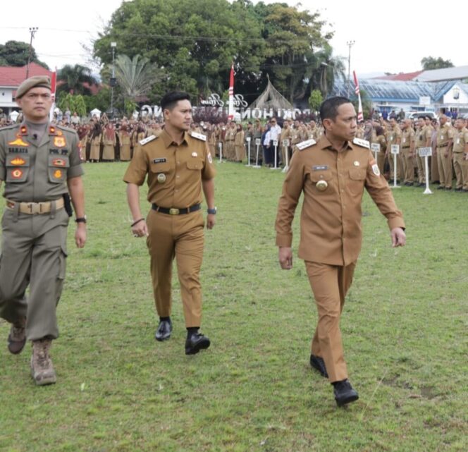 
Wali Kota Kotamobagu Weny Gaib dan Wakil Wali Kota Rendy Mangkat memeriksa kehadiran ASN dalam apel kerja perdana tahun 2026.