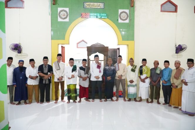 
Bupati Iskandar Kamaru Pimpin Safari Ramadhan di Masjid Al Amanah Desa Sakti
