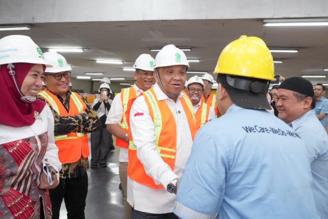 
Wamenaker, Afriansyah Noor saat kunjungan kerja ke PT Indah Kiat Pulp and Pa per, Tangerang Selatan. (Foto: Istimewa/Biro Humas Kemenaker).