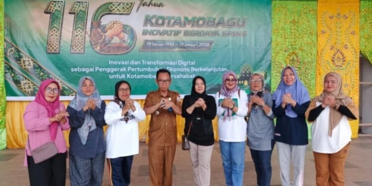 Kelurahan Mogolaing Juara I Lomba Hadang Putri HUT ke-116 Kotamobagu