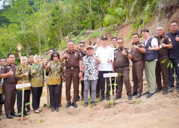Bupati Bolsel Ikut Penanaman Pohon di Lahan Eks Tambang Pusian Bersama Kajati Sulut