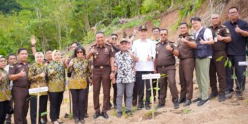 Bupati Bolsel Ikut Penanaman Pohon di Lahan Eks Tambang Pusian Bersama Kajati Sulut